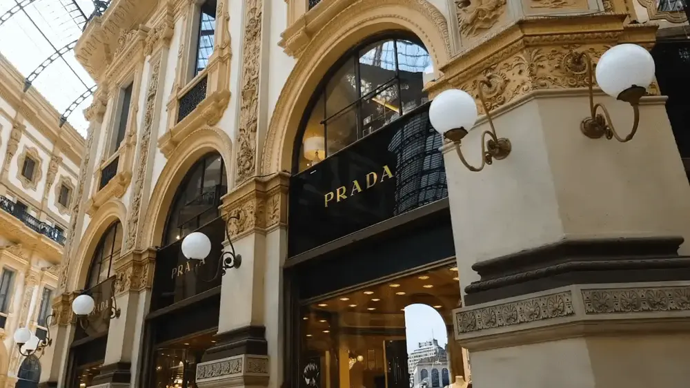 Centre commercial à Milan, avec la devanture du magasin Prada